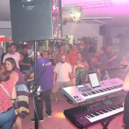 Mobil 32m² Avec Terrasse Pour 6 Personnes - Api-1-52-304 Camping