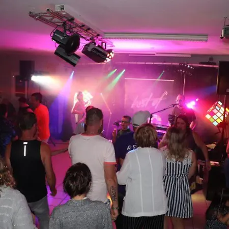 Mobil 32m² Avec Terrasse Pour 6 Personnes - Api-1-52-304 Kemping