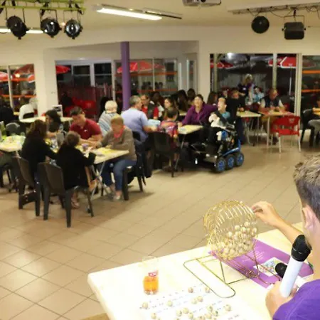 Kemping Mobil 32m² Avec Terrasse Pour 6 Personnes - Api-1-52-304