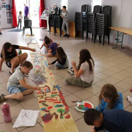 Kemping Mobil 32m² Avec Terrasse Pour 6 Personnes - Api-1-52-304